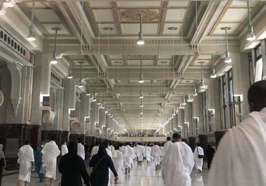 many people are in the picture performing umrah 